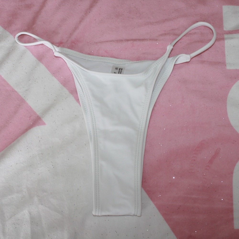 size xs Shein white swimsuit bottoms🤍